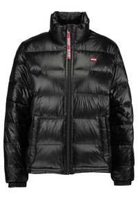 Czarna kurtka puchowa z wysokim kołnierzem, z zapięciem na zamek z przodu, elastycznymi mankietami oraz małym czerwonym logo Levi's na górnej lewej stronie.