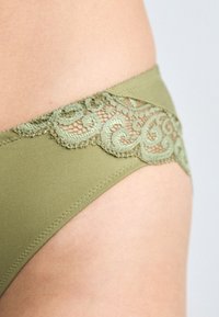 Triumph AMOURETTE - Īsās apakšbikses - martini olive