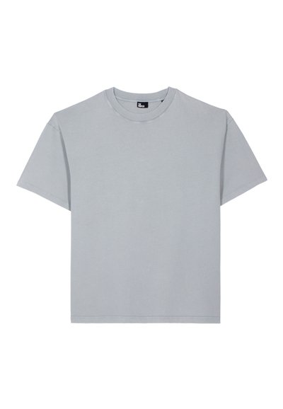 Camiseta de algodón gris de manga corta con un cuello redondo clásico y corte recto. Diseño liso sin patrones ni acentos visibles.
