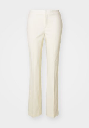 Pantaloni dritti su misura in crema. Realizzati in tessuto leggero con una texture liscia. Presentano una vita standard e senza accessori visibili.