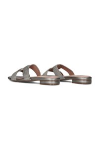 Grijze geweven slippers met kruisende banden, een platte metalen hak en een gevoerde binnenzool voor comfort. Ondoorzichtige textuur en minimalistisch ontwerp.
