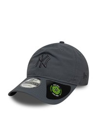 Căciulă de baseball gri cu logo-ul brodat al echipei New York Yankees, curea ajustabilă și margine curbată. Include etichete cu marcă pe partea laterală.