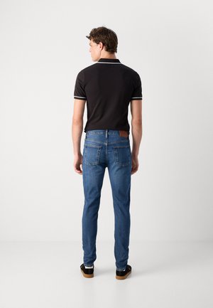 Calvin Klein Jeans, SLIM - Jeans Tapered Fit - sahara sand