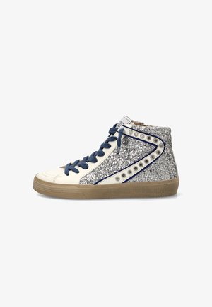 Zapatilla alta con laterales de purpurina plateada, puntera y zona de cordones en cuero blanco, cordones azul marino y suela marrón clara.