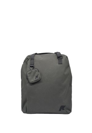 Zaino in tessuto grigio con spallacci neri regolabili e una piccola pochette staccabile. Texture liscia con un design minimalista e accenti del logo.