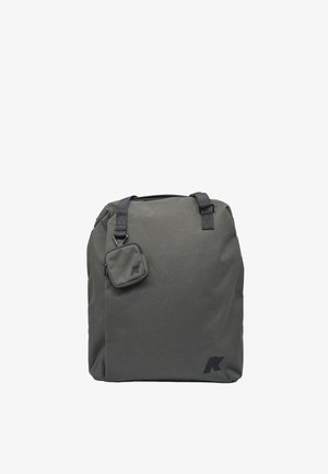 Zaino in tessuto grigio con spallacci neri regolabili e una piccola pochette staccabile. Texture liscia con un design minimalista e accenti del logo.