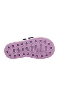 Suola di scarpa in gomma viola con ritagli circolari ed allungati. Superficie testurizzata per grip e stabilità, con un design dei bordi per il comfort.