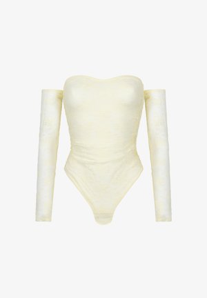 Body in pizzo di colore giallo chiaro, con design scollato sulle spalle, maniche lunghe e una silhouette aderente con una texture liscia.