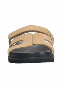 Beige suède sandaal met twee banden en open uitsparingen. Zwarte rubberen zool, vlak ontwerp en minimalistische accenten voor een casual uitstraling.