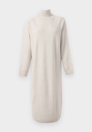 Vestido de suéter largo color crema con cuello alto acanalado, mangas largas y puños y dobladillo acanalados sobre fondo blanco.
