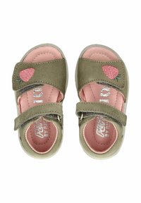 Zelené sandály s růžovým vnitřním polstrováním, suchým zipem a vyšívaným detailem jahody. Vyrobené z měkkého materiálu s zaobleným tvarem.