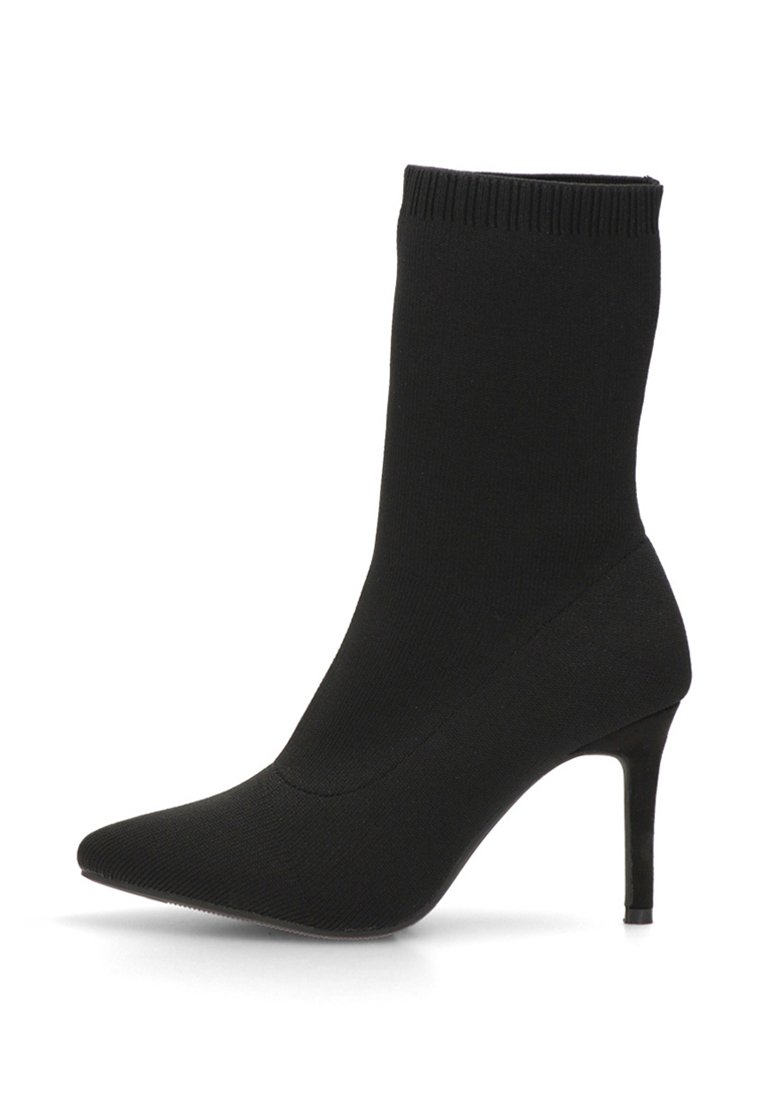 Botas de tobillo estilo calcetín negras con punta afilada, tacón stiletto alto y material de punto suave y elástico. Sin adornos adicionales.