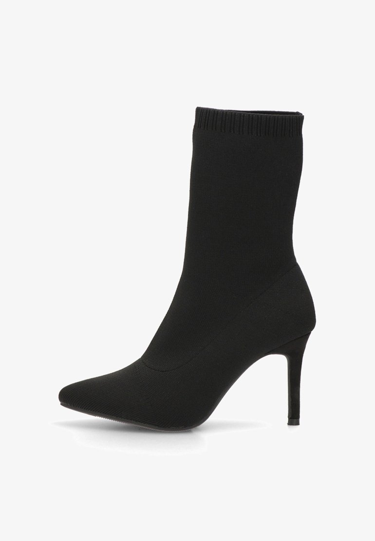Botas de tobillo estilo calcetín negras con punta afilada, tacón stiletto alto y material de punto suave y elástico. Sin adornos adicionales.