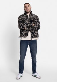 Redefined Rebel COPENHAGEN - Karcsúsított farmerek - vintage classic