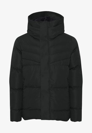 Čierna vypchávkovaná bunda s vysokým golierom, horizontálnym prešívaním a zipsovými vreckami na bokoch, vyrobená z hladkého, vodeodolného materiálu.