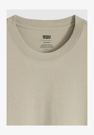 Lysebeige Levi's t-shirt i afslappet pasform med rund hals, mellemstørrelse, fremstillet i Pakistan, viser detaljer med syning ved kraven.