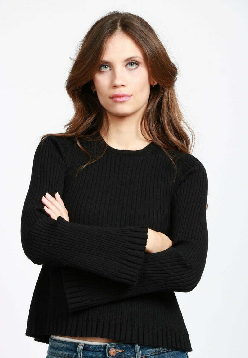 Maglione nero in maglia a costine con scollatura rotonda, maniche lunghe e polsini svasati. L'orlo è leggermente accorciato con una finitura testurizzata.