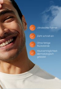 Gesundheitspflegeprodukt-Promotion mit einer lächelnden Person mit kurzem Haar in einem hellen T-Shirt. Wichtige Merkmale sind in orangefarbenen Kreisen auf einem blauen Hintergrund hervorgehoben.