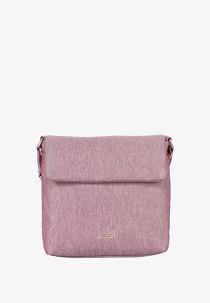 Sac bandoulière en tissu rose avec une texture lisse, une fermeture à rabat et un logo embossé sur le devant. Bandoulière ajustable incluse.