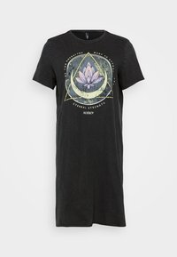 Juoda T-shirt suknelė su laisvu kirpimu, priekyje vaizduojanti purpurin�ę lotoso gėlę ir geometrinius raštus. Trumpomis rankovėmis.