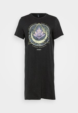 Svart t-skjortekjole med en avslappet passform, med et grafisk motiv av en lilla lotusblomst og geometriske design på fronten. Korte ermer.