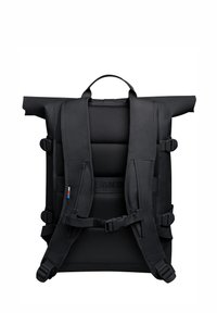 Czarny plecak z wyściełanym, oddychającym wsparciem pleców. Regulowane szelki, konstrukcja typu roll-top i boczne klamry zapewniające bezpieczne zamknięcie.