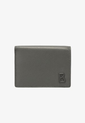 Šedá peněženka z texturované kůže s prošitými okraji, skládací design a vystouplé černé písmeno B v pravém dolním rohu.