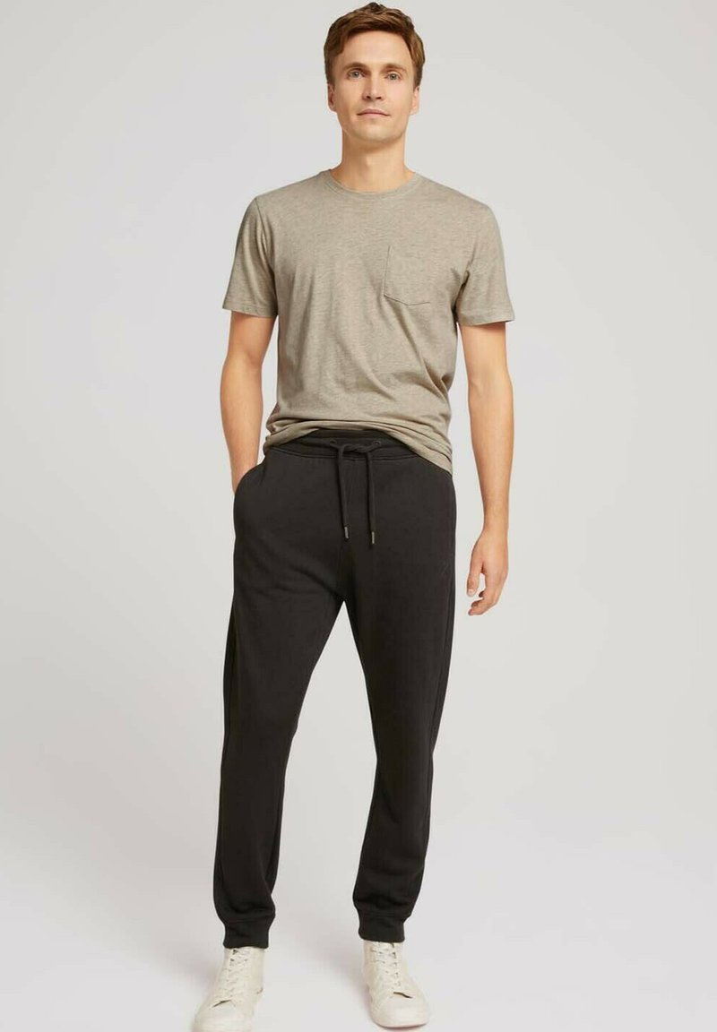 Herren Trainingsanzüge | TOM TAILOR Jogginghose black/schwarz - GJ48897 Herren Trainingsanzüge | TOM TAILOR Jogginghose black/schwarz - GJ48897