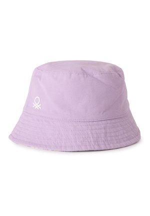 Sombrero tipo bucket de tela color lavanda con ala cosida y un pequeño logo blanco en el lateral, mostrado sobre un fondo blanco.