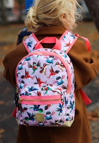 Roze stoffen rugzak met kleurrijke vogelprint, featuring twee met rits afgesloten compartimenten en roze accenten op de banden en ritsen.