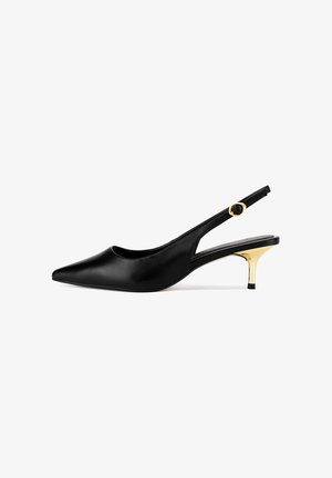 Czarne skórzane sandały na obcasie typu slingback z ostrym noskiem i złotym akcentem na obcasie. Podeszwa jest gładka, a pasek ma okrągły detal z klamrą.