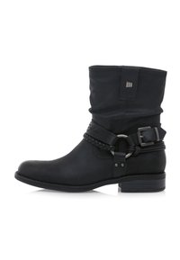 Botas de tobillo negras hechas de material sintético con una superficie texturizada. Las características incluyen una correa trenzada, detalle de hebilla y un tacón bajo.