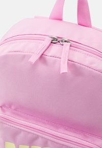 Nike Sportswear CLASSIC UNISEX - Rucsac - pink rise/lt laser orange