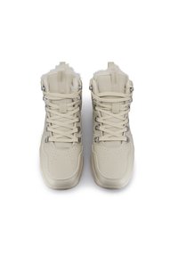 Beiga hög-top sneakers tillverkade av slät läder, med metallöglor, texturerad foder och vadderad krage. Snörning jämnt ordnad.