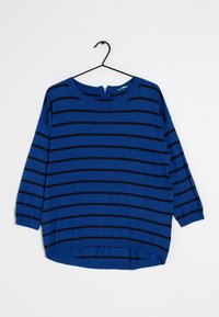 Pull bleu avec des rayures noires horizontales, col bateau, manches ¾, et un ourlet légèrement asymétrique. Dispose d'une fermeture éclair au niveau du col au dos.