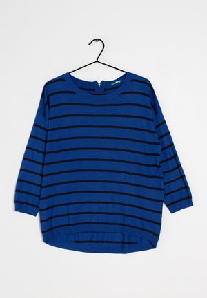 Pull bleu avec des rayures noires horizontales, col bateau, manches ¾, et un ourlet légèrement asymétrique. Dispose d'une fermeture éclair au niveau du col au dos.