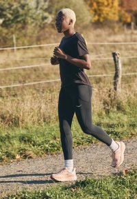 HOKA STINSON 7 - Trail hardloopschoenen - cream/sandstone