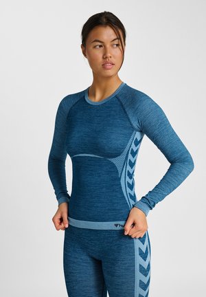 Długi rękawowa aktywna bluza z ciemnoniebieskiego melanżowego materiału, z fakturowanymi akcentami i kontrastującym jasnoniebieskim wzorem po bokach.