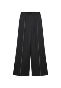 Zwarte wijde broek met hoge taille en verticale witte stikdetails aan de voorkant, weergegeven tegen een witte achtergrond.