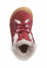 Červená kožená bota s texturovaným povrchem, huňatou bílou podšívkou a červenými šňůrkami. Gumová podrážka s kulatou špičkou a prošívanými detaily.