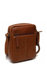 Borsa messenger in pelle marrone con design piatto, tasca frontale con cerniera, tracolla regolabile e texture liscia. Presenta dettagli di cuciture a contrasto.