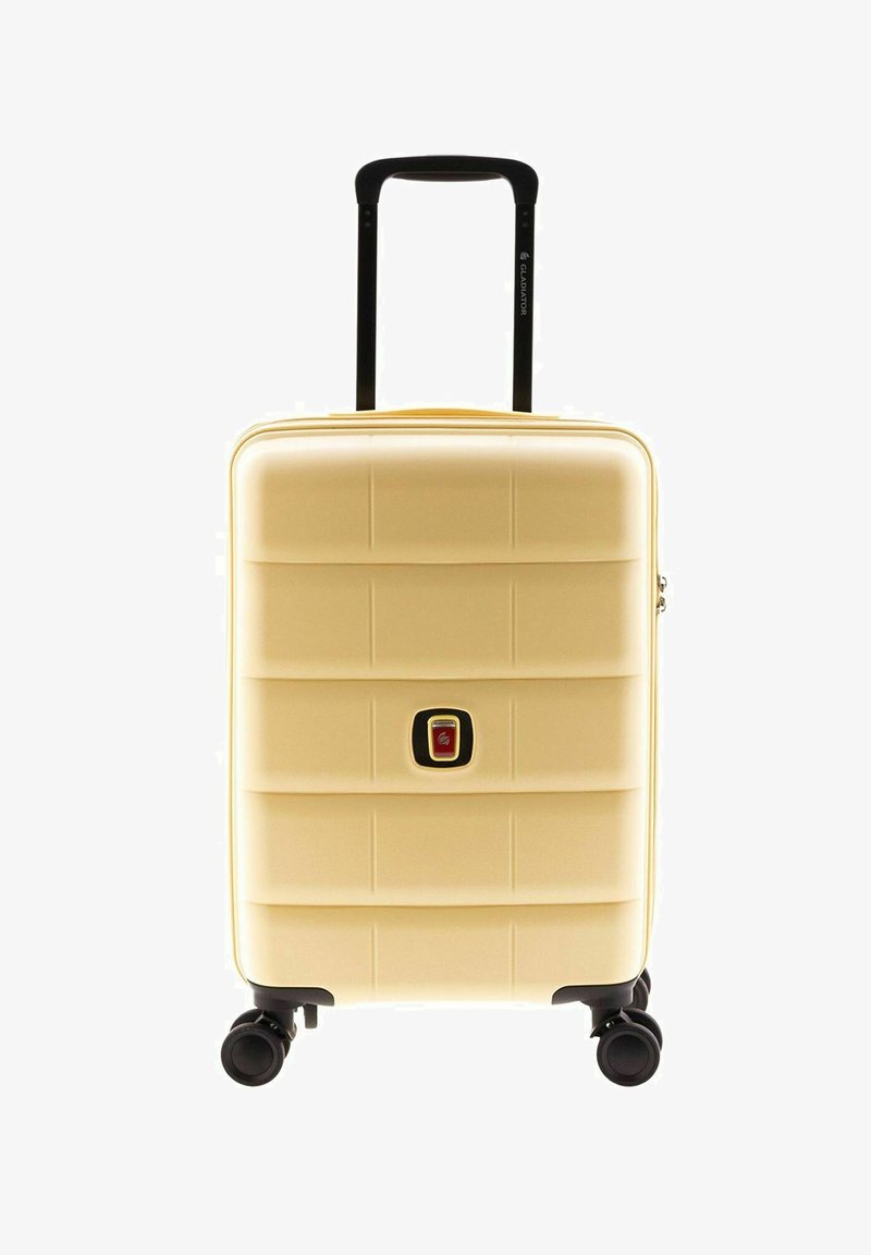 Maleta de mano rígida en color amarillo pálido, con un diseño texturizado de rayas horizontales, asa retráctil negra y cuatro ruedas.