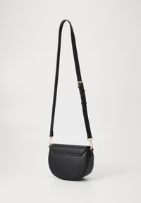 Borsa a tracolla in pelle nera con una forma curva, patta testurizzata e dettagli in oro. La tracolla è regolabile per maggiore comodità.