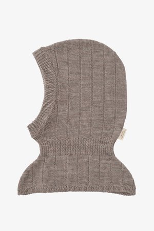 Balaclava tricotée en marron clair, avec une texture côtelée, une forme incurvée et un col large pour une bonne couverture. Comprend une petite étiquette sur le côté.