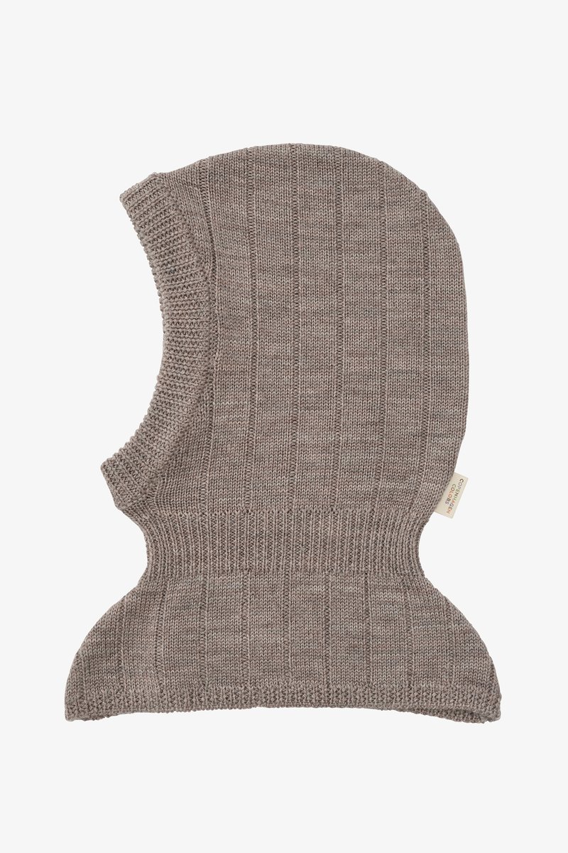 Balaclava in maglina color marrone chiaro, caratterizzata da una texture a coste, forma curvata e un ampio collo per una maggiore copertura. Include un piccolo etichetta laterale.