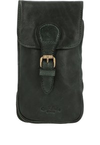 Bolsa de cuero verde oscuro con solapa frontal asegurada por una hebilla de latón antiguo y logo en relieve cerca del centro inferior.