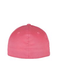 Cappellino da baseball rosa con una superficie morbida, corona arrotondata e fori di ventilazione cuciti. Nessun logo o design visibile.