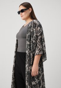 ONLY Carmakoma CARMELDON HOWDY LIFE 3/4 KIMONO  - Leichte Jacke - black