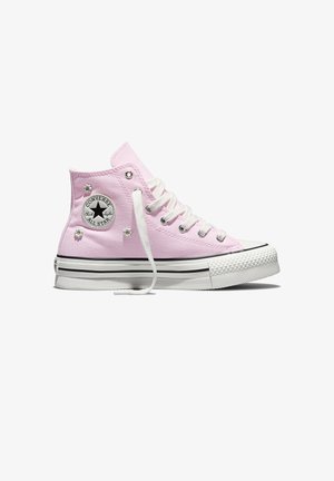 Zapatilla Converse All Star de corte alto en rosa claro con cordones blancos, suela de goma y pequeñas flores blancas decorativas en el lateral.
