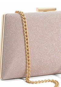 Roze textuur clutch met een gouden kettingband, met een strakke rechthoekige vorm en een glanzende metalen sluiting.